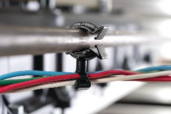 Gerenciamento de cabos flexível para roteamento de fios e cabos em qualquer direção.