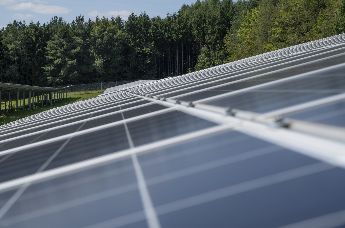 Plantas de energia solar: gerenciamento de cabos e resistência UV