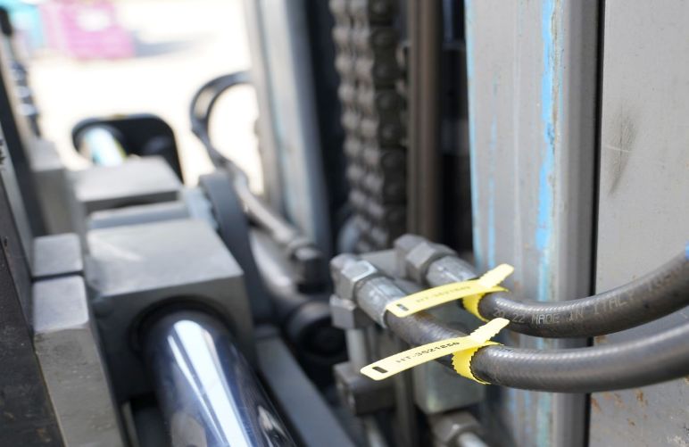 Possibilidade de fixação com abraçadeira