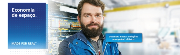 Trabalhador em frente a um painel elétrico
