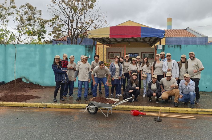 Plantio de árvores em uma escola pública no Brasil