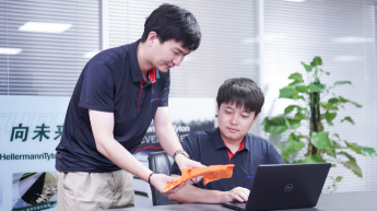 Imagem mostrando duas pessoas trabalhando em um ambiente de escritório.