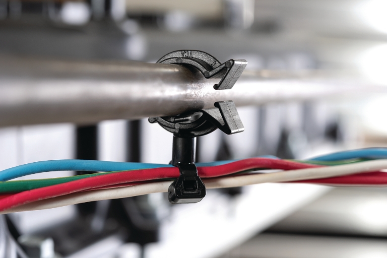 Gerenciamento de cabos flexível para roteamento de fios e cabos em qualquer direção.