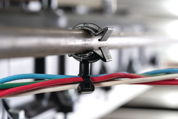 Gerenciamento de cabos flexível para roteamento de fios e cabos em qualquer direção.