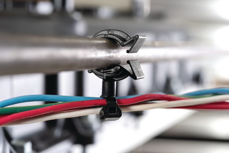 Gerenciamento de cabos flexível para roteamento de fios e cabos em qualquer direção.