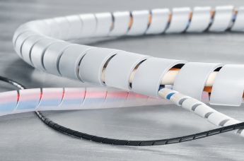 Tubo espiral branco para aplicações elétricas e montagem de painéis elétricos.