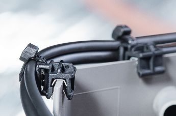 EdgeClips são a solução ideal para gerenciamento de cabos onde furos não são aceitos ou onde adesivos não funcionarão.