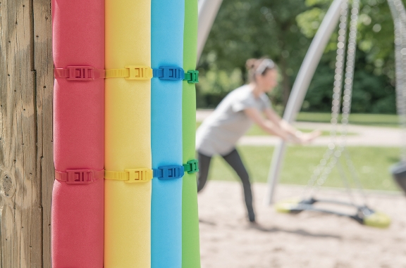 Não apenas por sua variedade de cores, abraçadeiras com cabeça de perfil baixo são frequentemente usadas em playgrounds infantis.