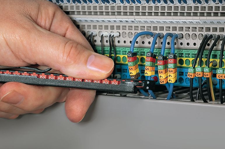 Use o aplicador para simplesmente encaixar o marcador WIC no seu cabo